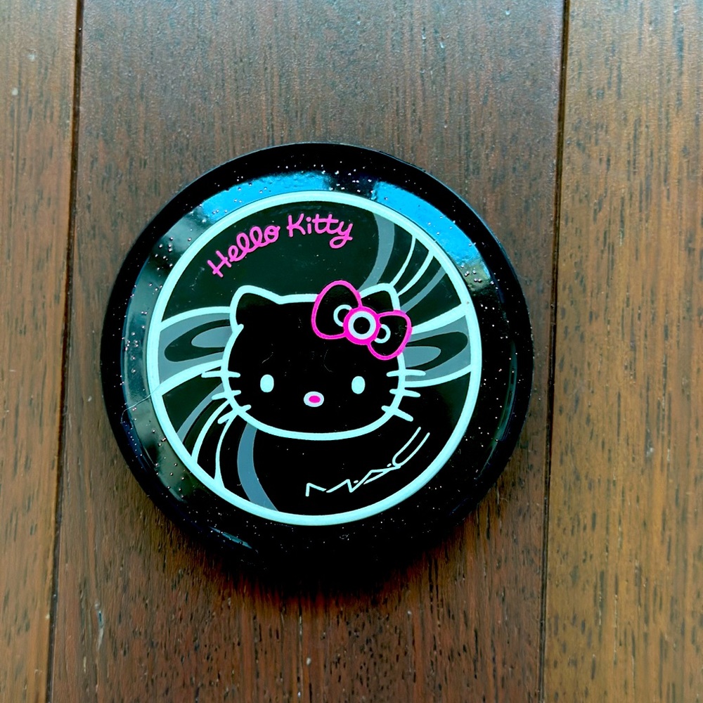 Mac/ Hello kitty collaboration beauty powder